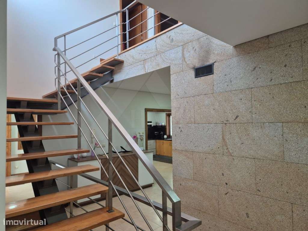 Moradia T4 com Suite, Jardim e Garagem - Centro de Ponte de Lima-35
