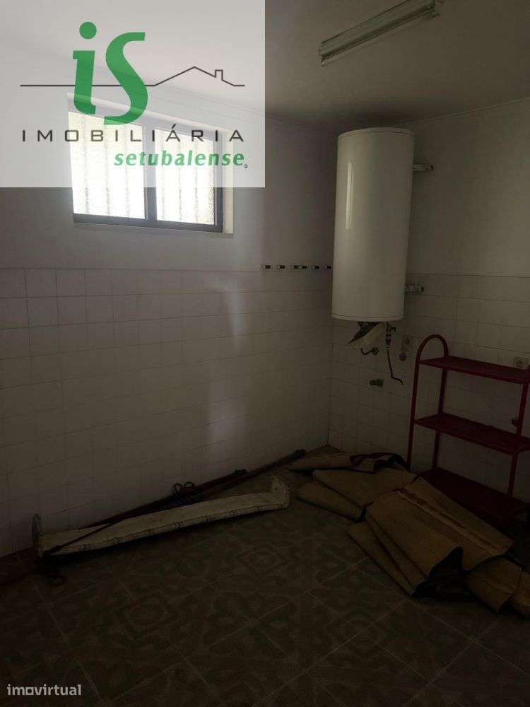 MORADIA T6 À VENDA EM  ALMADA COM GARAGEM-17