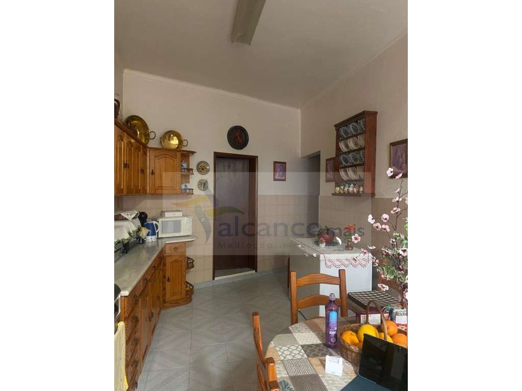 Excelente Moradia com Espaço Comercial em Vale de Vargo-16