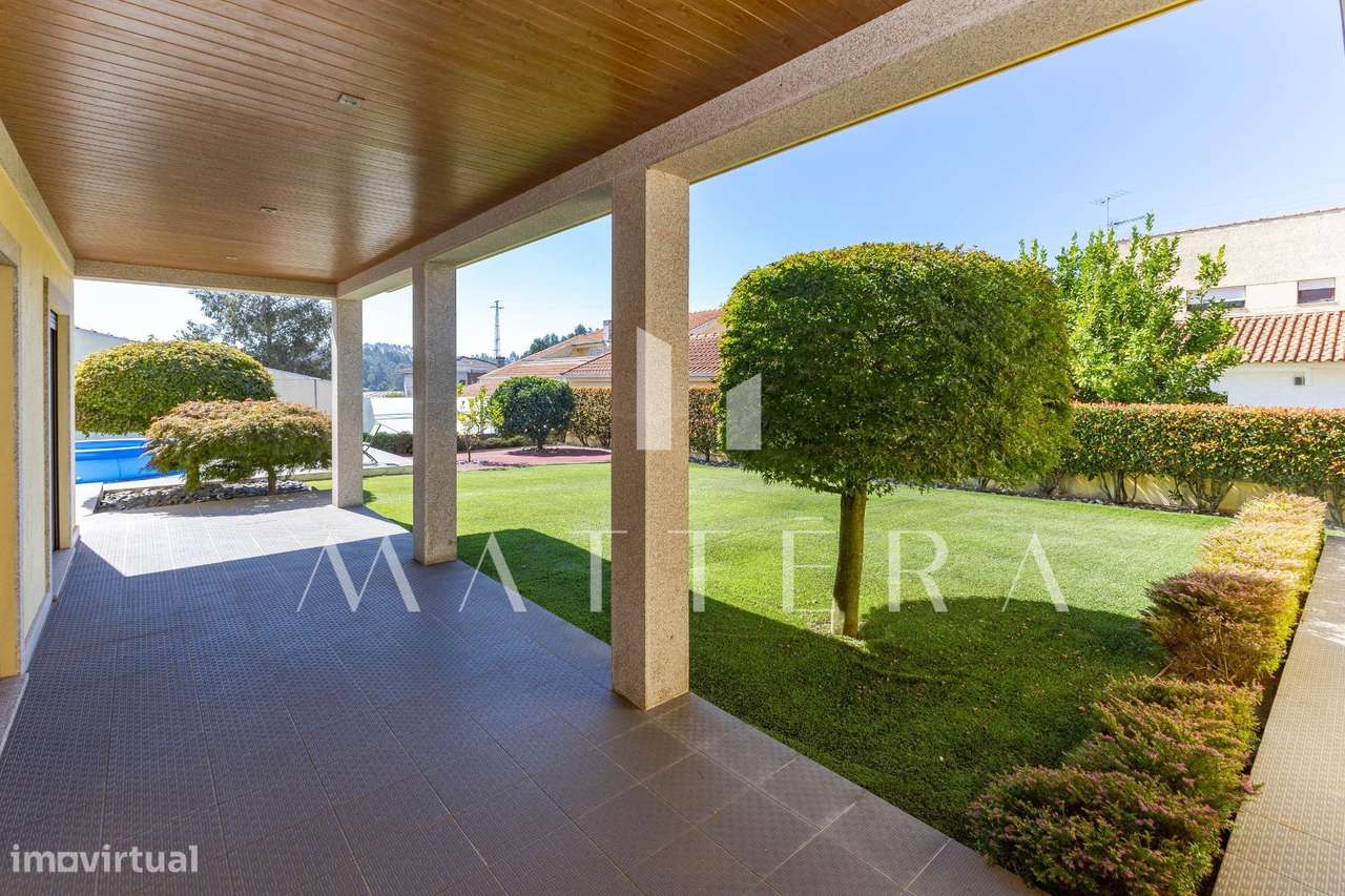 Moradia térrea T2+1 com jardim e garagem | Grijó-25