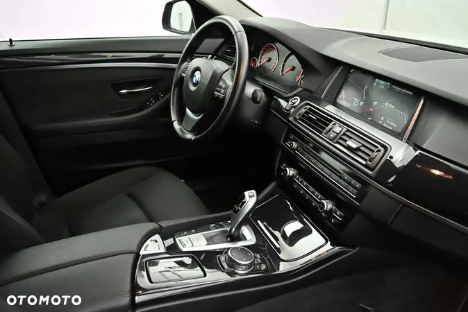 BMW Seria 5 520d xDrive - 14