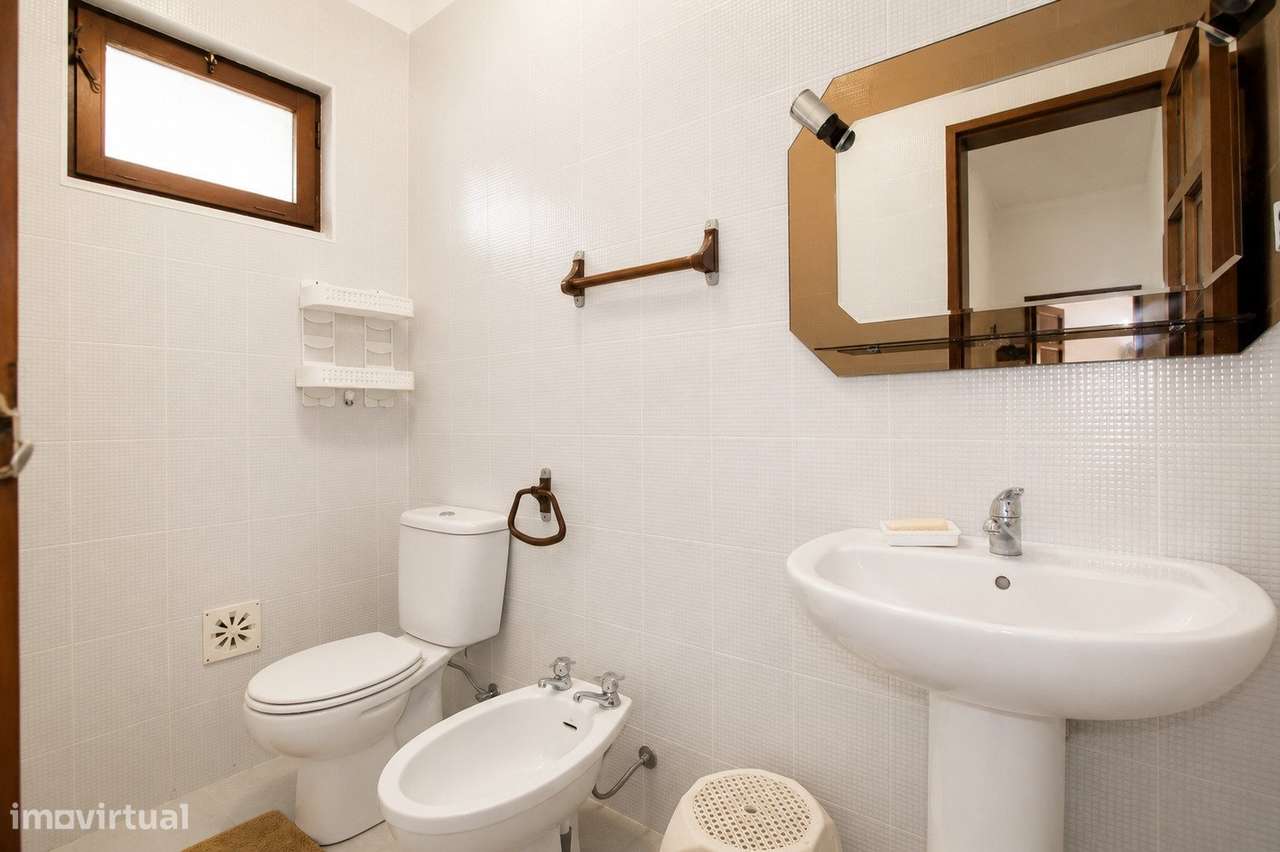 Moradia de Prestígio com T1 Independente, Terraço Panorâmico e Exce...-25