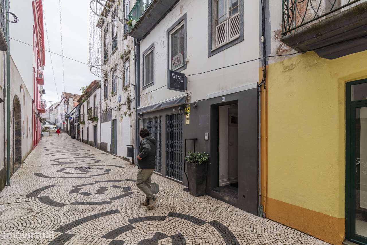 Escritório no Centro de Ponta Delgada – 2 Salas e WC Privativo - Grande imagem: 2/17