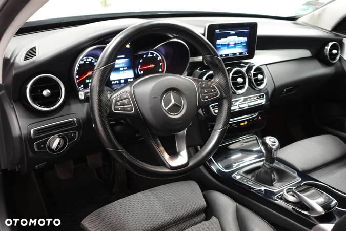 Mercedes-Benz Klasa C 180 Edition - 22