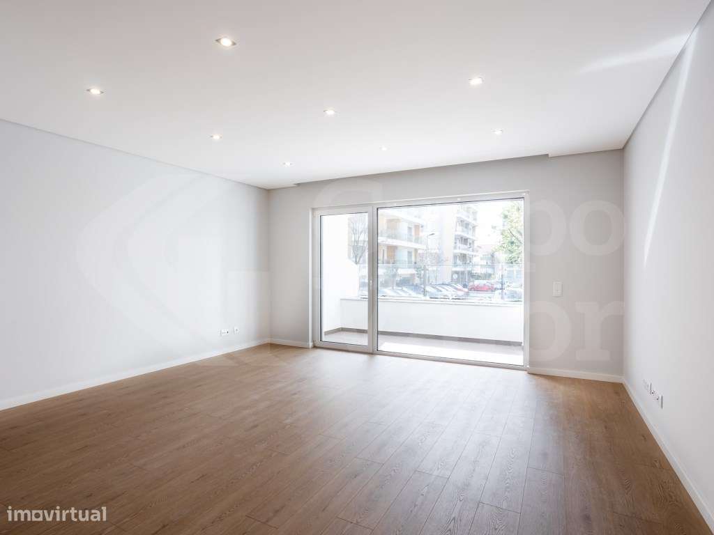 Apartamento T2 Novo com Estacionamento - Parede - R/C E-2