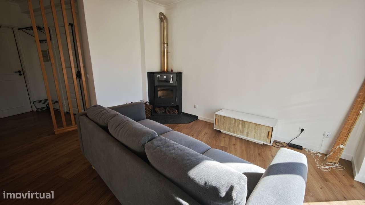 Apartamento T2 remodelado, com varanda e sótão. Centro da cidade.-6
