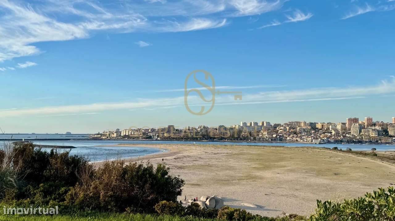 Excelente T3 Novo, com vistas deslumbrantes sobre o Atlântico.-0