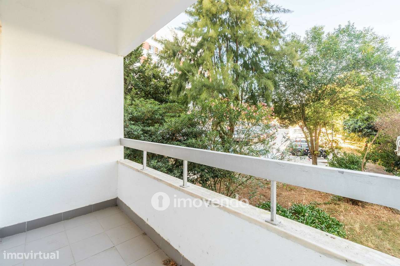 Apartamento T2, com áreas amplas e varanda, na Póvoa de Santa Iria-16
