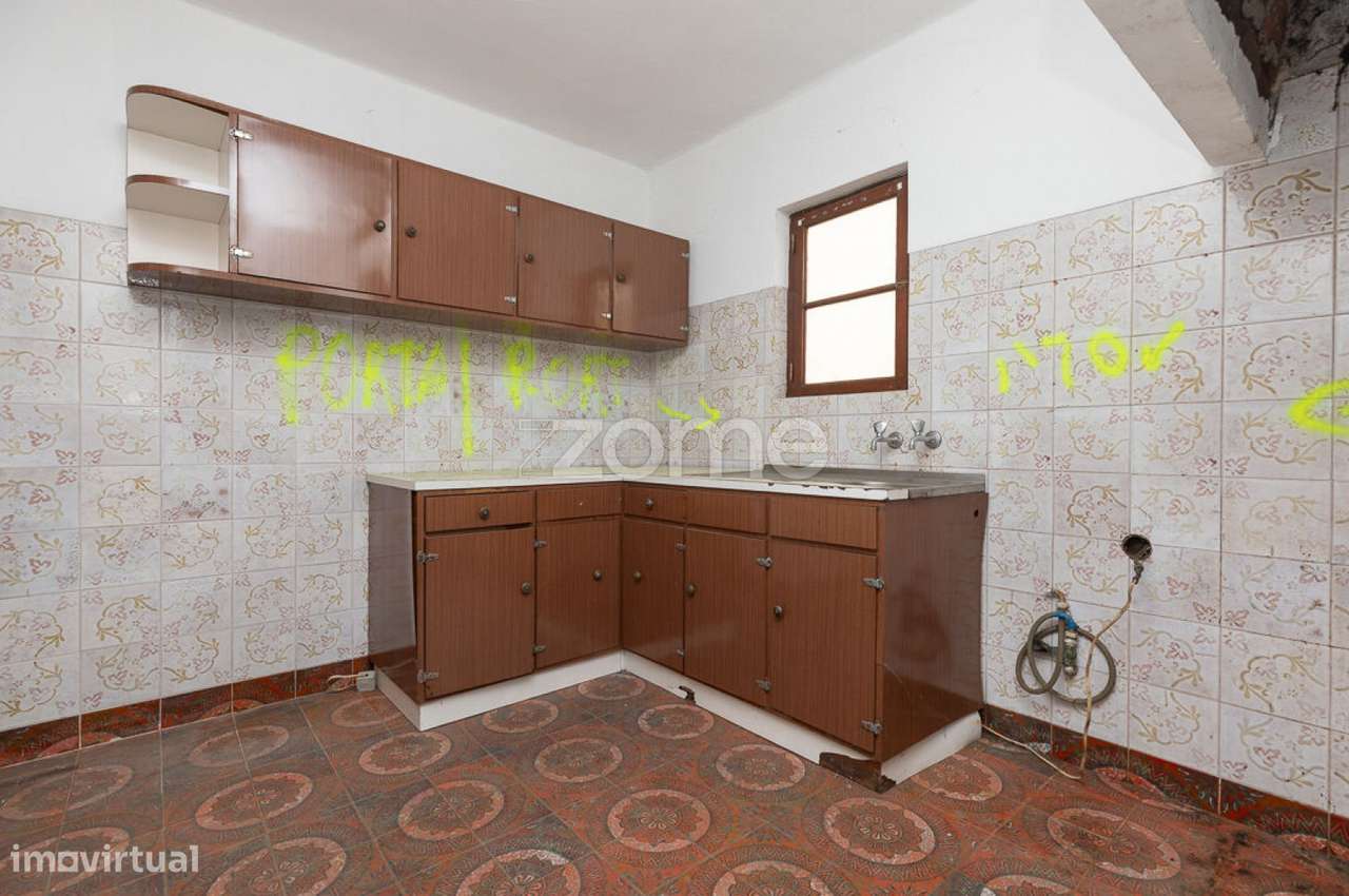 Moradia T3 para remodelar em S.Martinho do Bispo-4