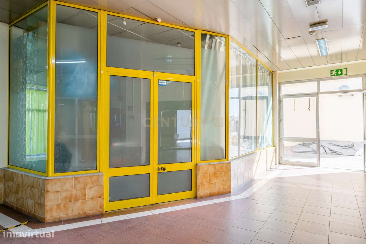 Loja no Centro Comercial da Amora - Grande imagem: 1/9