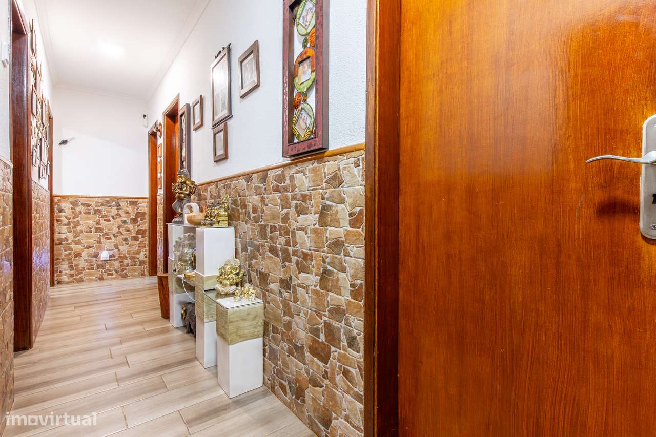 Paio Pires - Apartamento de 4 assoalhadas remodelado, com quintal-9