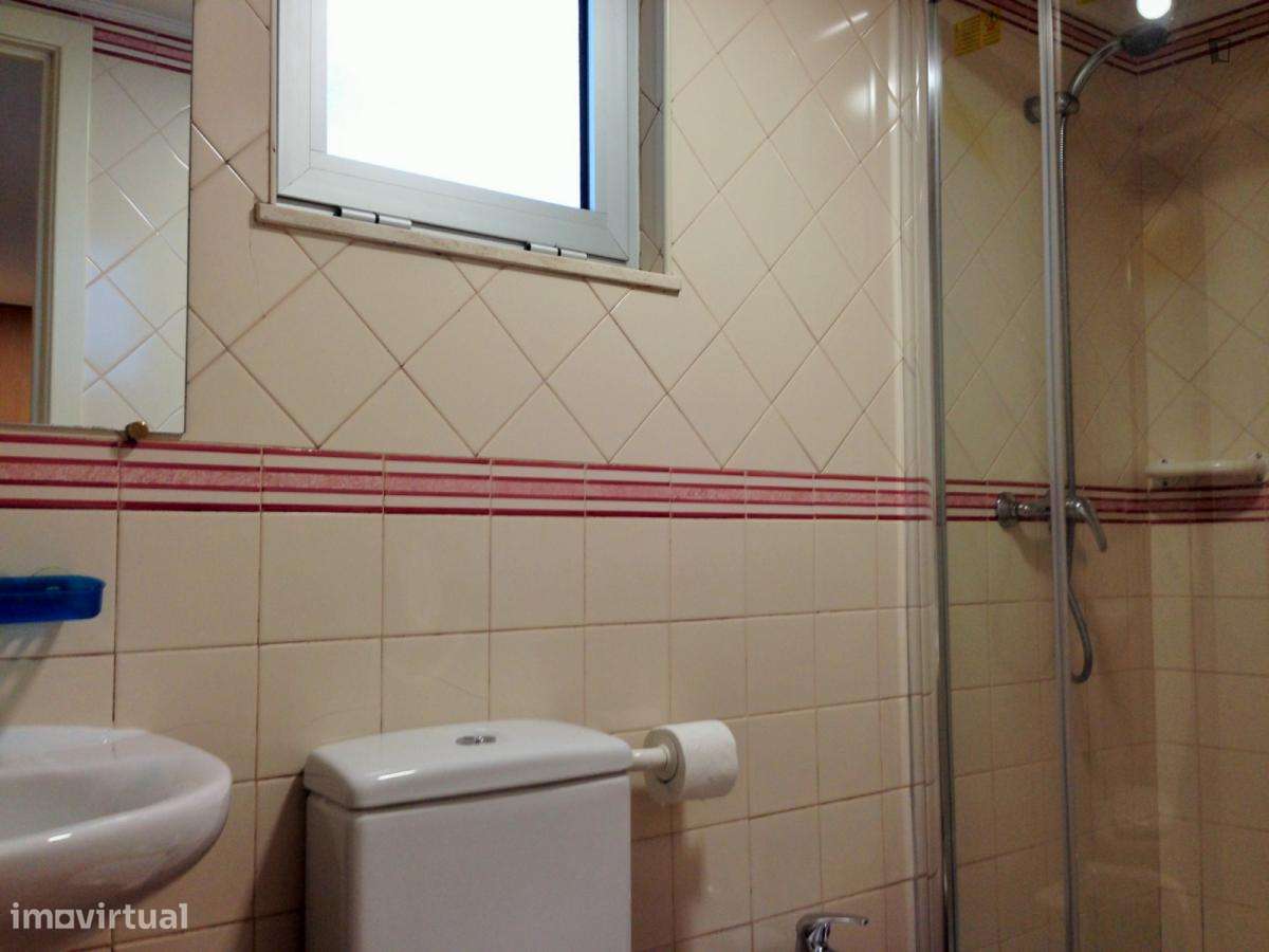 Quarto - localizado em Benfica Lisbon - Grande imagem: 3/10