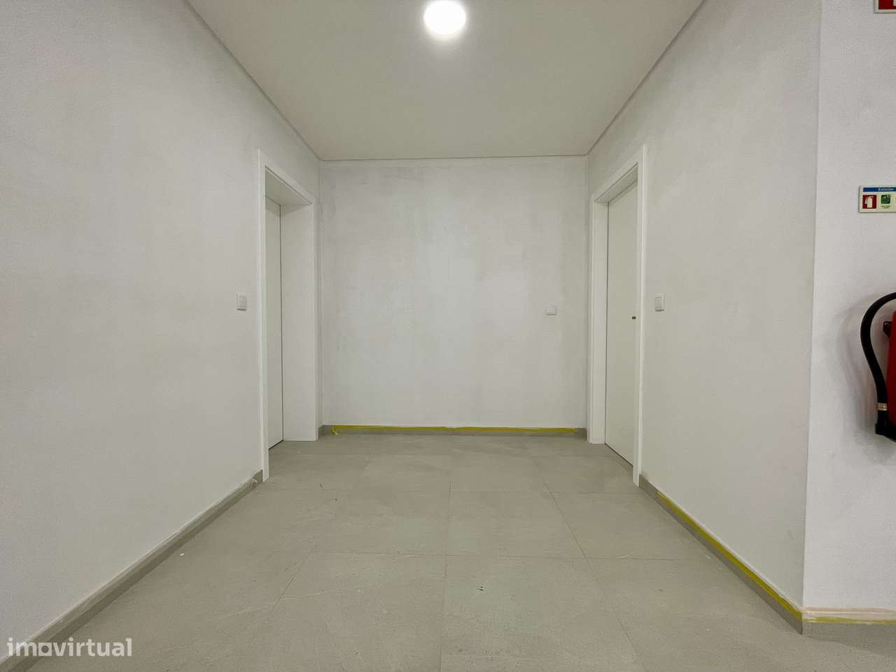 Loja c/ Box Tripla e 2 Parqueamentos - Póvoa de Santa Iria-4