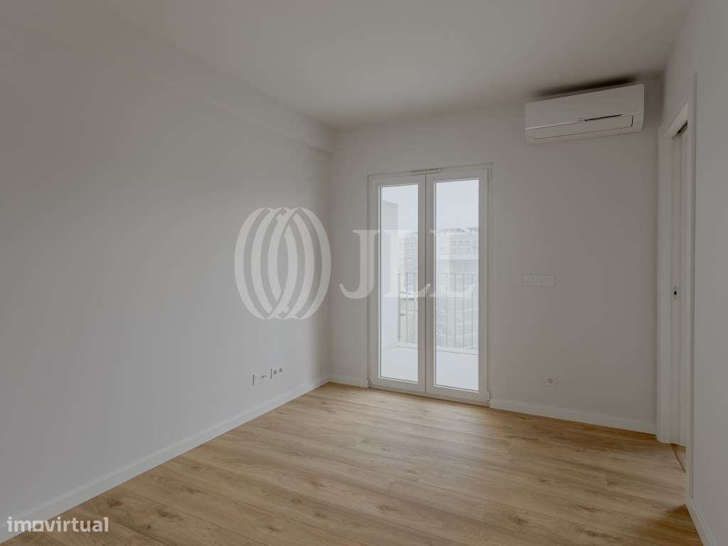 Apartamento T1, com varanda e estacionamento, no Barreiro-9
