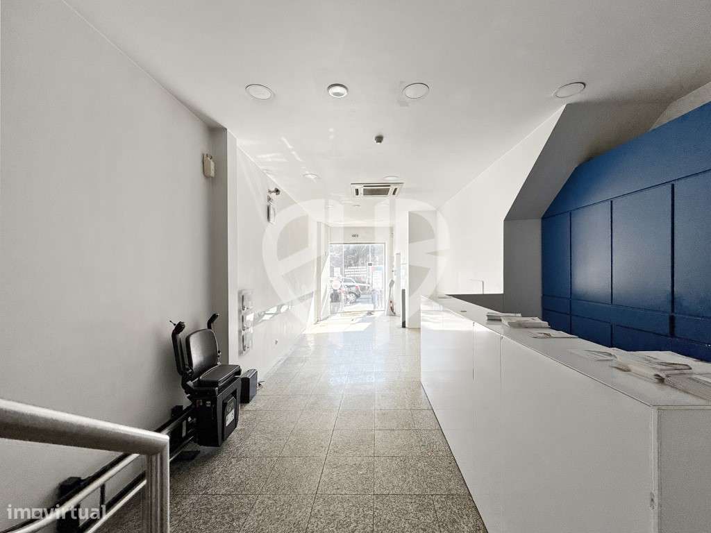 Edifício Comercial 2 Pisos // Rua do Padrão - Pedroso-1