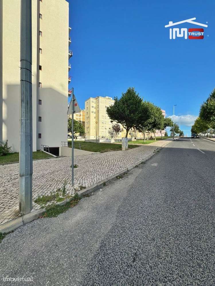 Fantástica Garagem no Carregado - Grande imagem: 2/15