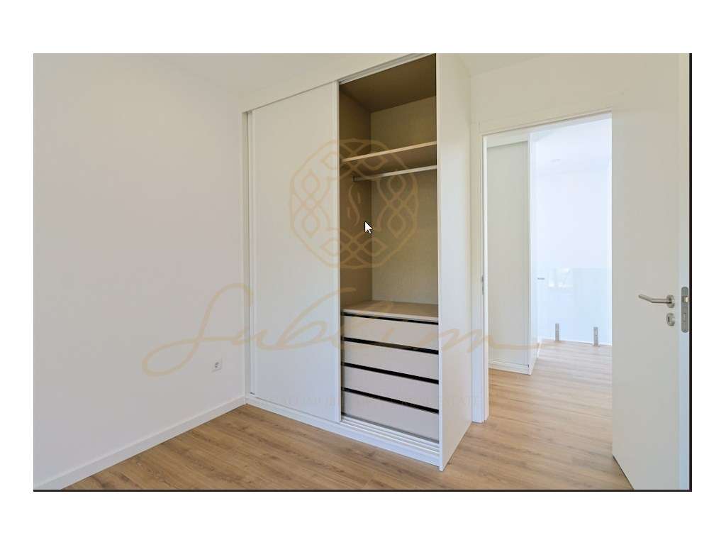 Moradia Nova com 4 Assoalhadas, Garagem Box e Piscina!-25
