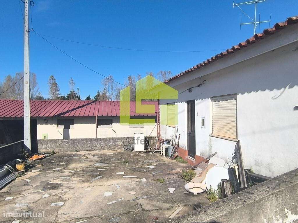 Moradia e dois Armazéns-8