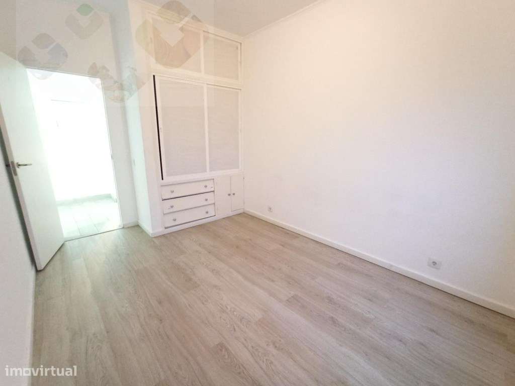 Amadora Venteira, T1, Completamente Remodelado, Vista Panorâmica!-12
