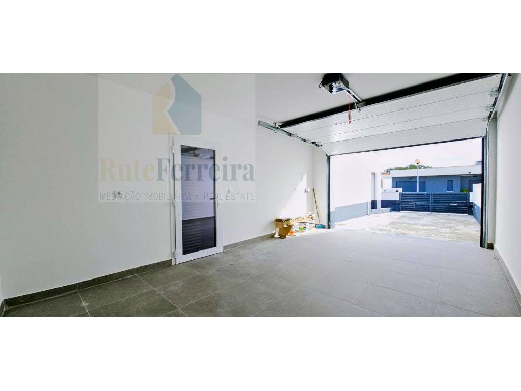 Espetacular Moradia T4 Nova, com Garagem e Logradouro!-7