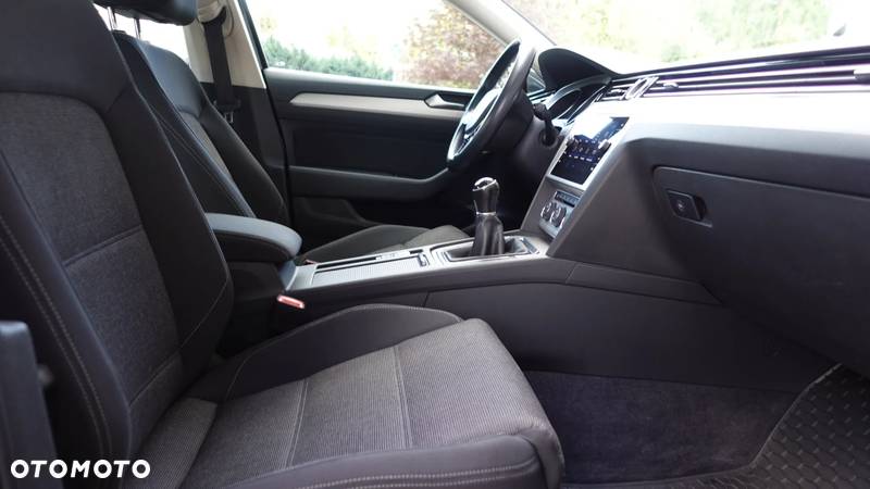 Volkswagen Passat 2.0 TDI SCR Comfortline - 39