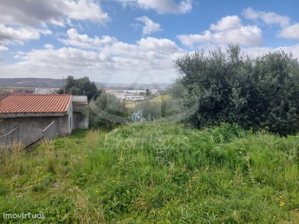 Terreno com 300m2 e vista serra, em São Julião do Tojal