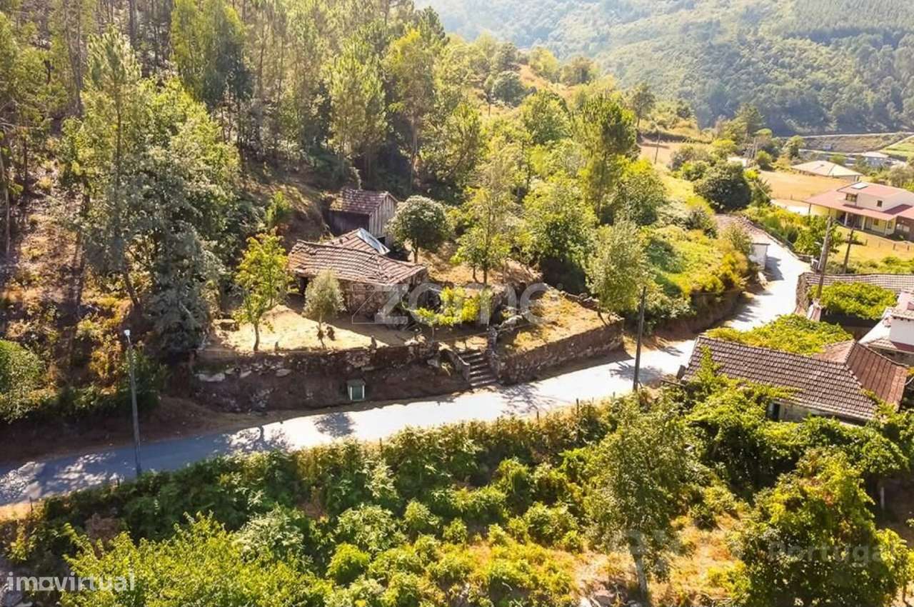 Moradia para recuperar com terreno de 6424 m2 - Cinfães - Grande imagem: 3/16