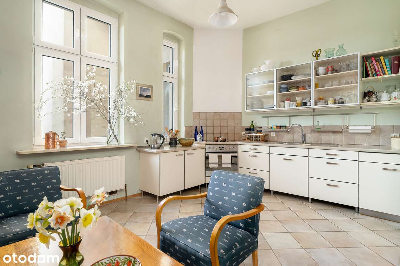 Trzystronne, z balkonem i piwnicą, przy tramwaju-3