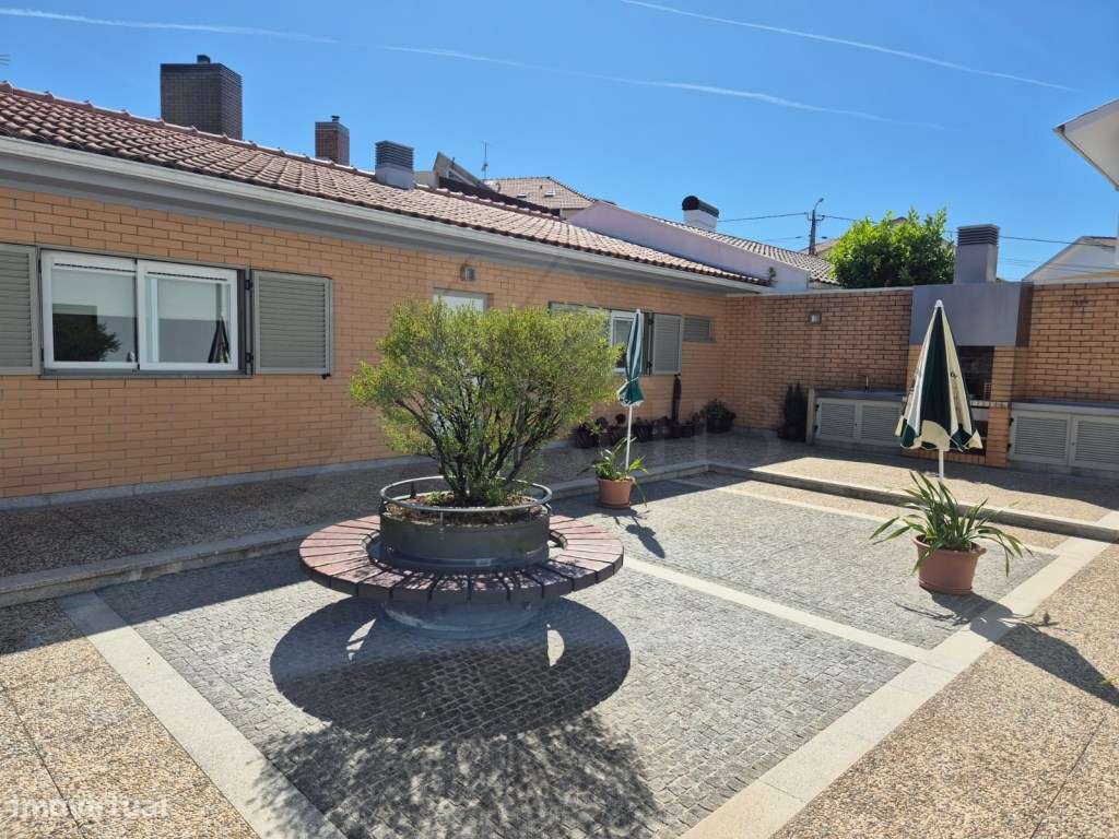 Moradia T4 com jardim-9