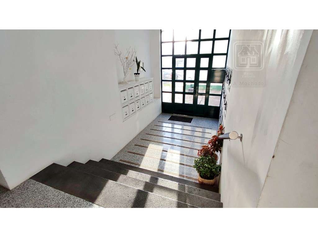 VENDA de ARRECADAÇÃO na cidade de Ponta Delgada, Ilha de São Miguel... - Grande imagem: 5/16