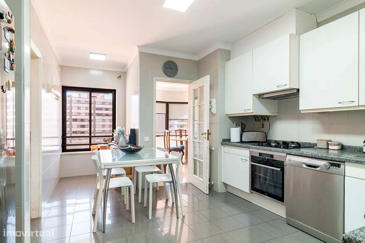 Apartamento T3+1 no Atlanta Park – Laranjeiras, Lisboa-5