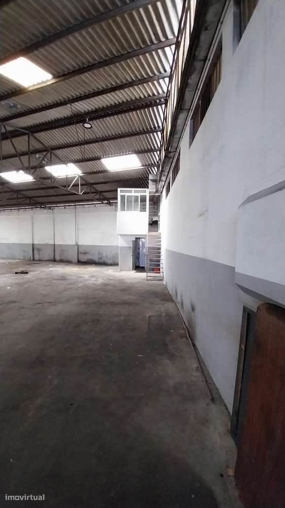 Edifício industrial  com 2000 m2 em Sandim-11