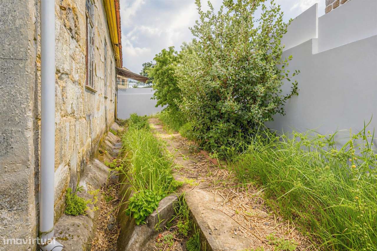 Moradia T2 renovada com Terraço, Jardim e Armazém - Centro de Baltar-27