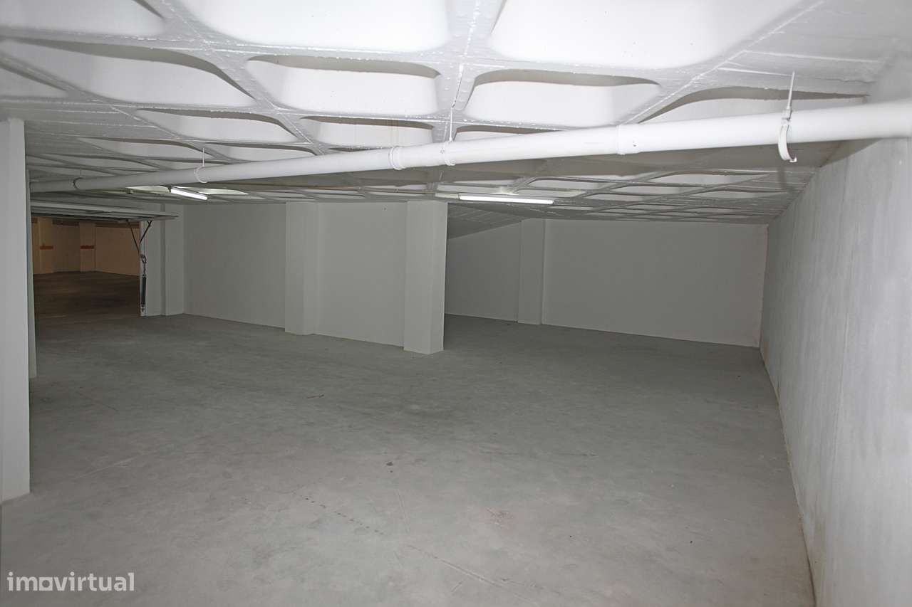 Garagem ampla para arrendamento – 90 m² na Rua Fernando Namora - Grande imagem: 2/4