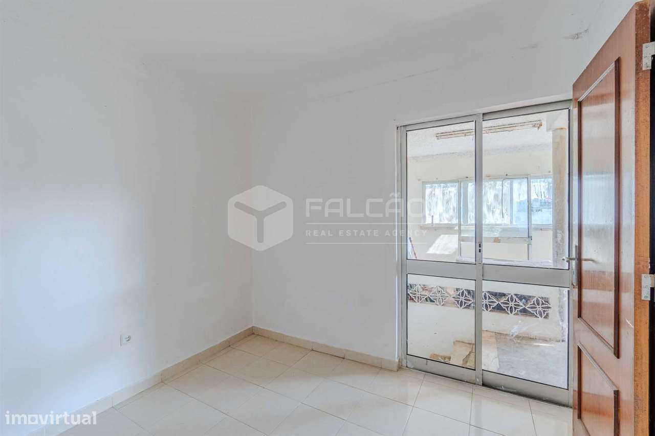 Moradia T3 em Alcobertas com lareira, varanda e potencial de investime-18