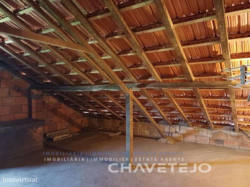 Moradia de Campo com Terreno, Furo de Água e Olival-22