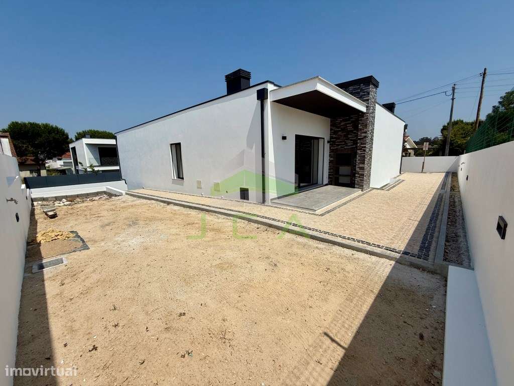 Moradia V3 nova com jardim, na zona dos Pousos-5