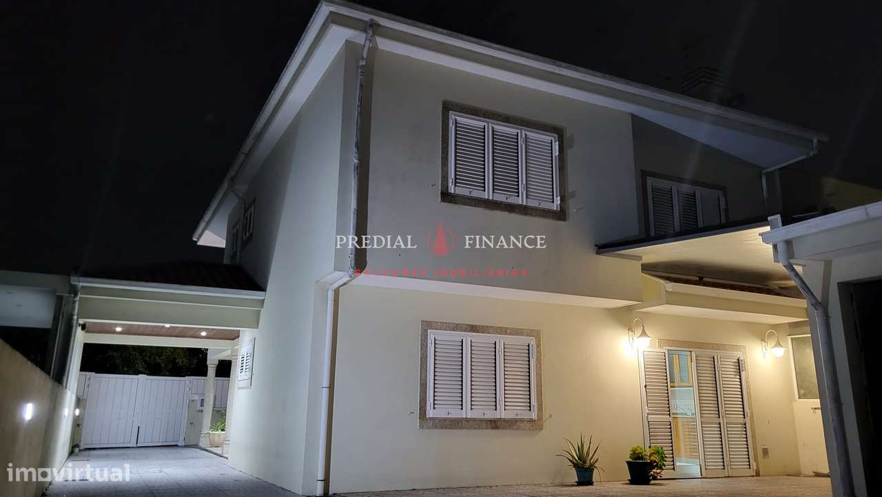 Moradia T4 com Jardim, Terraço, Garagem Dupla e Área de Barbecue — Exc-34