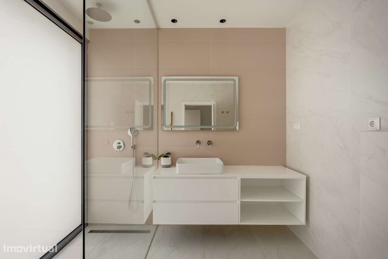 Moradia T4 contemporânea com jardim e piscina no bairro da Martinha, E-18