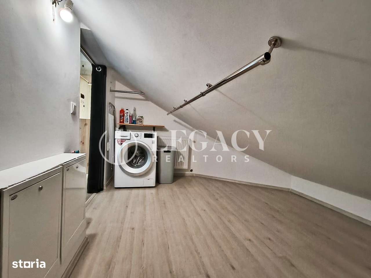 Locuință cochetă la mansardă, cu balcon și boxă de depozitare-7