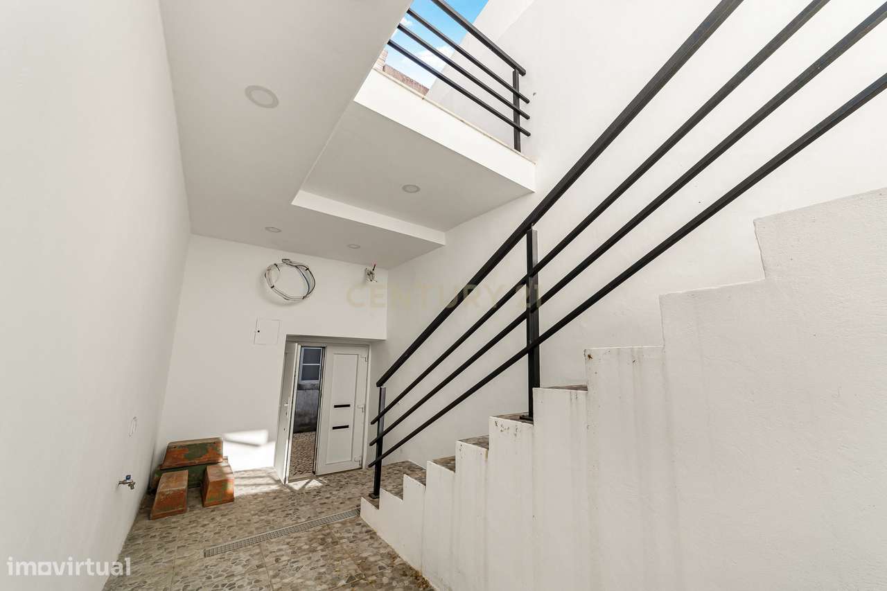 Prédio Totalmente Renovado com 2 apartamentos T1 e espaço exterior no-18