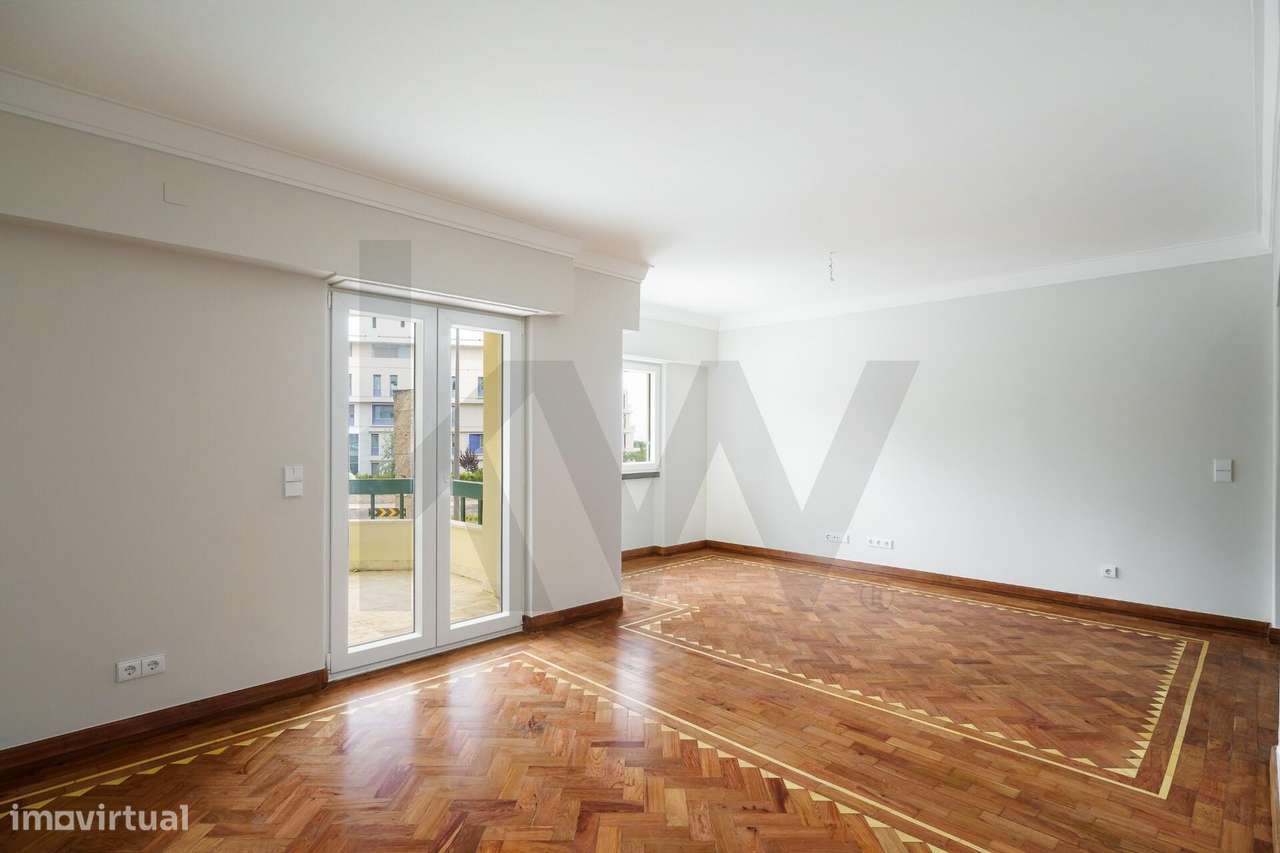 T3 Renovado com Varanda Ampla e Localização Premium - Grande imagem: 4/24