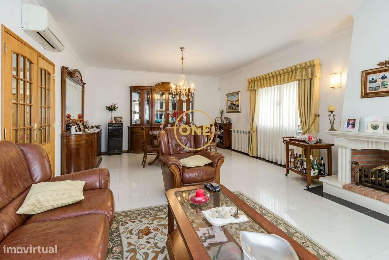 Moradia T4 com Jardim e Garagem na Ramada, Odivelas-36