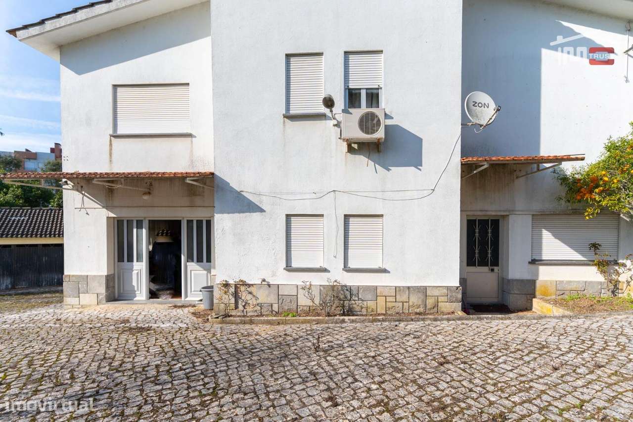 MORADIA T6 COMPOSTA POR R/C E 1º ANDAR ESPAÇO MURADO EM ROTUNDA NOR... - Grande imagem: 2/40