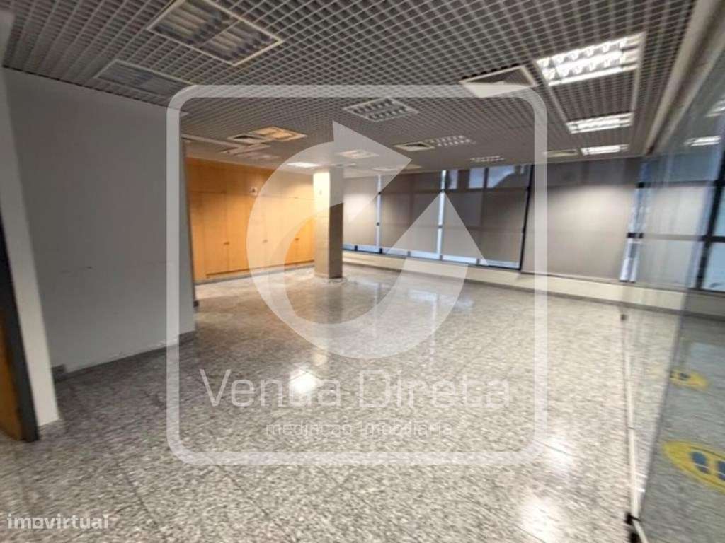 Loja ampla com excelente visibilidade no centro de Vila Nova de Poi... - Grande imagem: 4/24