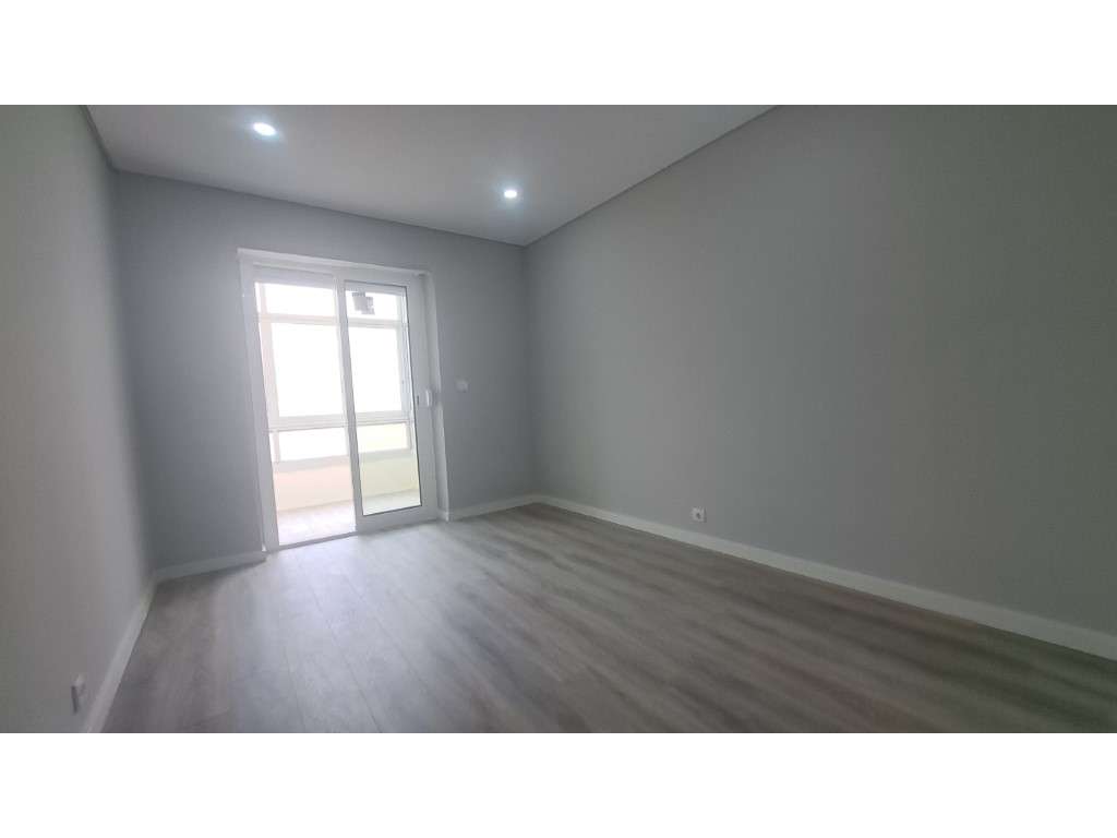 Apartamento T2 Almada Centro Recuperado-13