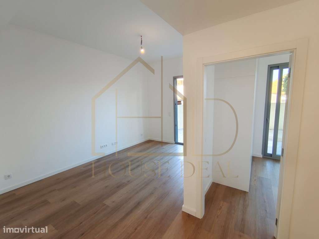 MODERNO Apartamento T1 com Logradouro. Quinta do Conde-12