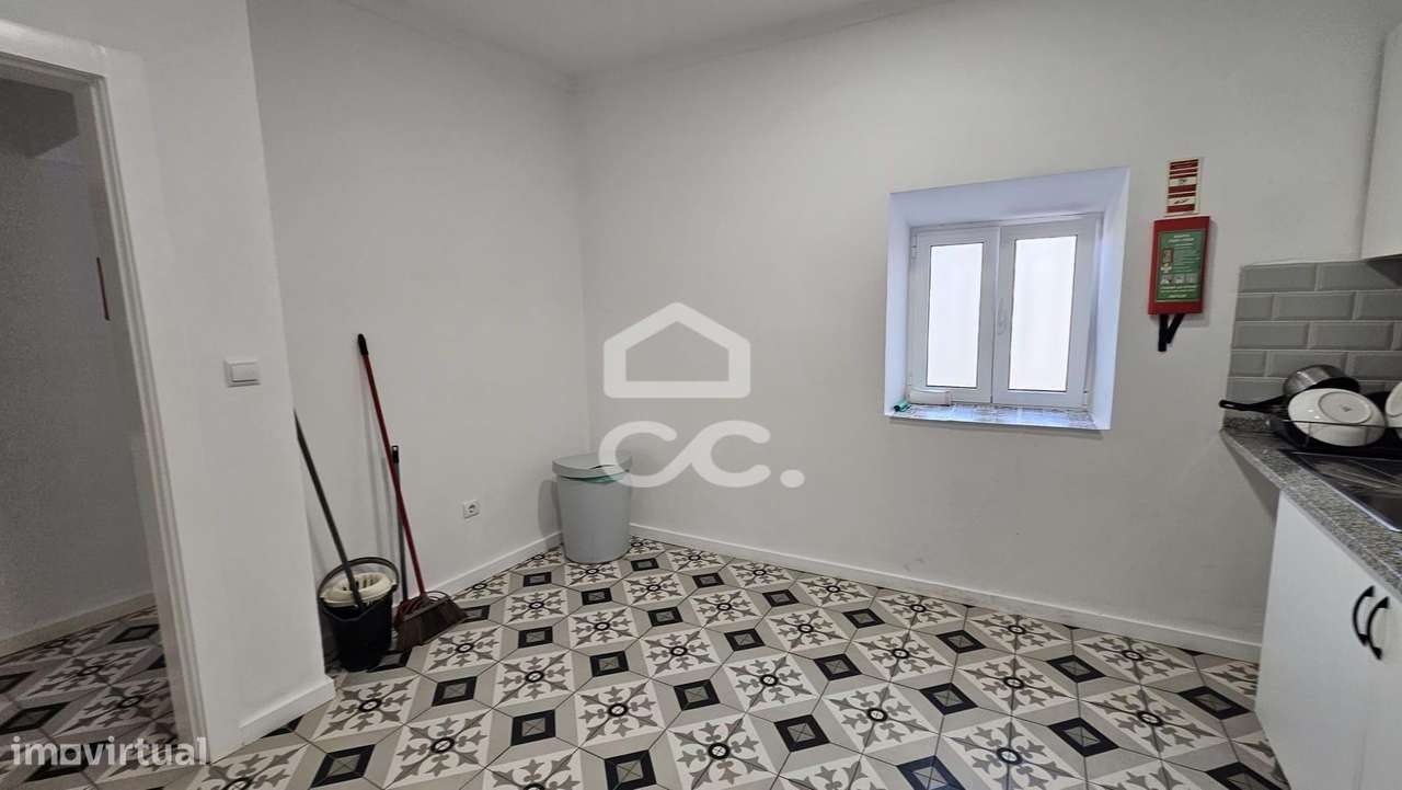 Alojamento com 10 quartos, pronto a rentabilizar, com obras recentes e-14