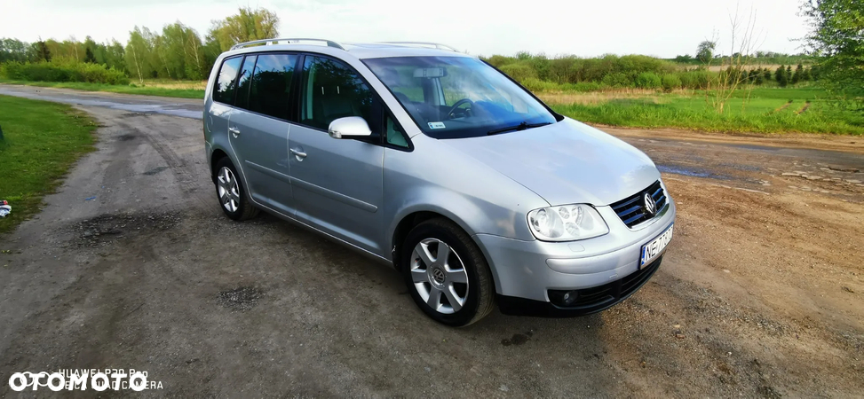 Volkswagen Touran 2.0 FSI Highline - 9