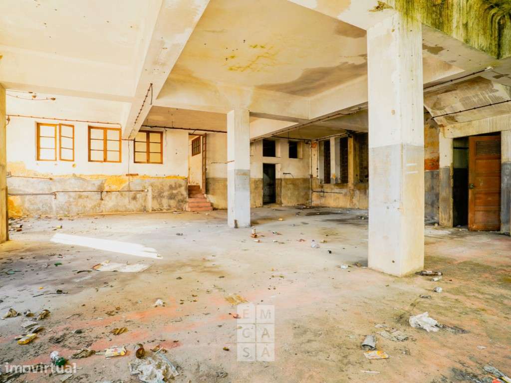 Prédio destinado a comércio, indústria e habitação para reconstruçã... - Grande imagem: 2/22